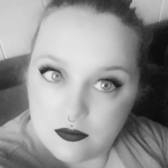 Meet your Posher, Quinn - Picture 1 of 2